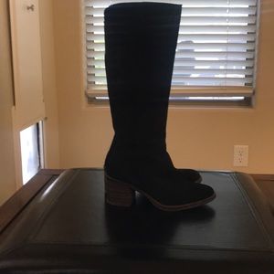 Lucky’s Beautiful black suede boots!